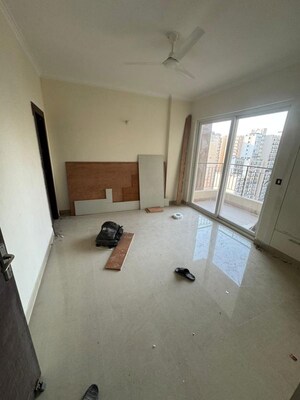 Room in 3 BHK Apartment at Amrapali Crystal Homes, Sector 76 – for Rent