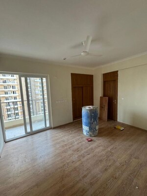 Room in 3 BHK Apartment at Amrapali Crystal Homes, Sector 76 – for Rent