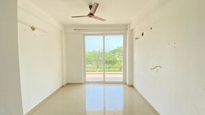 Room in 3.5 BHK Apartment at Omaxe Lake, North Mullanpur – for Rent
