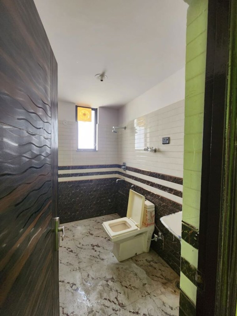 Bathroom, parsvnath-gardenia 2 Bedroom 1750 Sq.Ft. Apartment In Sector 61 Noida 10275806