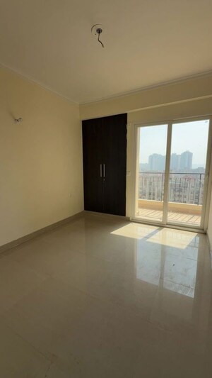 Room in 3 BHK Apartment at Amrapali Crystal Homes, Sector 76 – for Rent