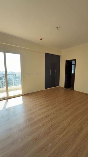 Room in 3 BHK Apartment at Amrapali Crystal Homes, Sector 76 – for Rent