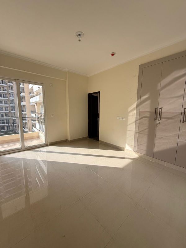 3.5 BHK + Servant Room Apartment For Rent in Amrapali Crystal Homes