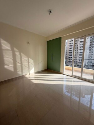 Room in 3.5 BHK Apartment at Amrapali Crystal Homes, Sector 76 – for Rent