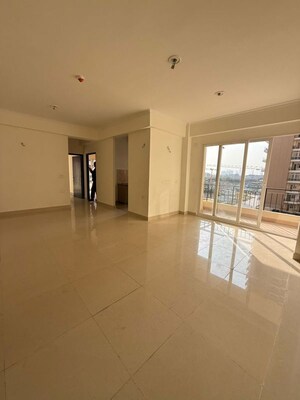 Room in 3.5 BHK Apartment at Amrapali Crystal Homes, Sector 76 – for Rent