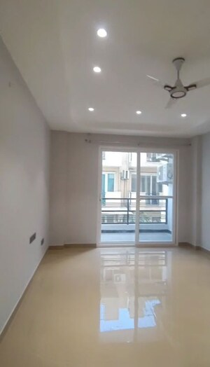 Room in 4 BHK Apartment at Emaar MGF Emerald Hills, Sector 65 – for Rent