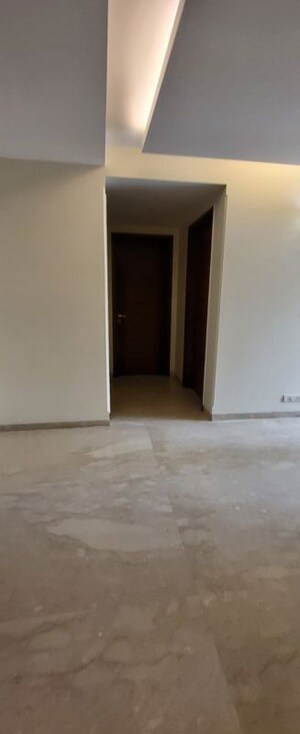 Room in 5 BHK Apartment at Sector 54 – for Rent