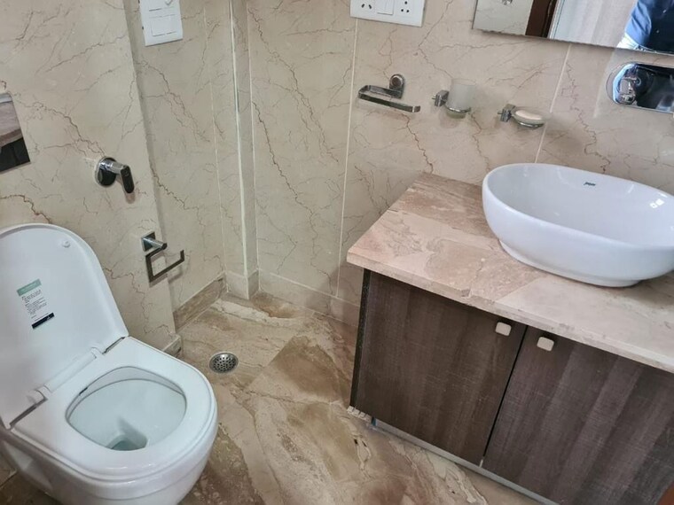 Bathroom, east of kailash 3 Bedroom 300 Sq.Yd. Builder Floor In East Of Kailash Delhi 10276122