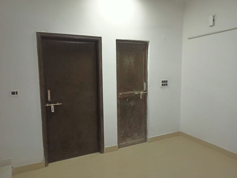 Room, east of kailash 3 Bedroom 125 Sq.Yd. Builder Floor In East Of Kailash Delhi 10276196