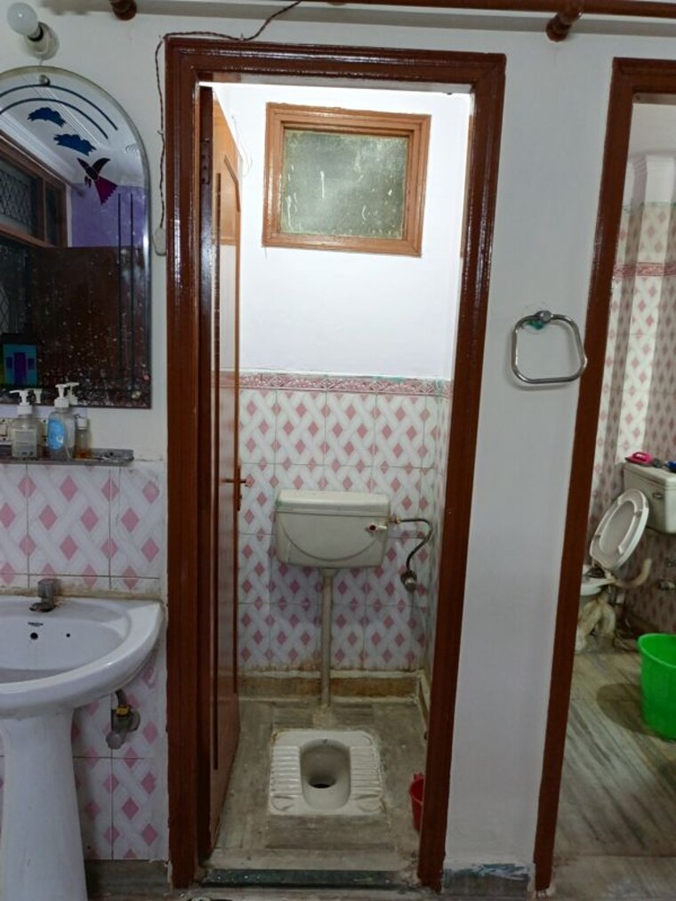 Bathroom, govindpuri 2 Bedroom 60 Sq.Yd. Builder Floor In Govindpuri Delhi 10276307