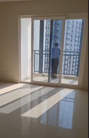 Room in 3 BHK Apartment at Eldeco Live By The Greens, Sector 150 – for Rent