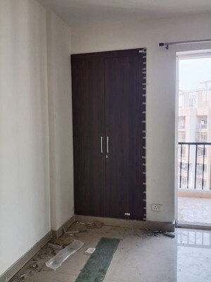 Room in 4 BHK Apartment at Amrapali Heartbeat City, Sector 107 – for Rent