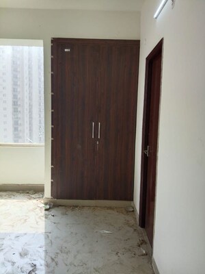 Room in 4 BHK Apartment at Amrapali Heartbeat City, Sector 107 – for Rent