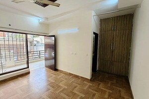 Room in 3 BHK Builder Floor at Sector 43 – for Rent