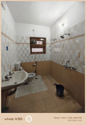 Master Bedroom in 2 BHK Independent House at Gomti Nagar – for Rent