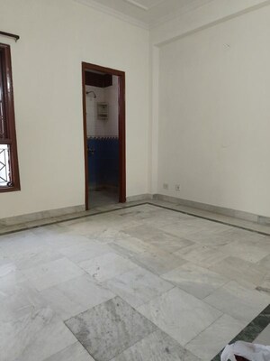 Room in 3 BHK Builder Floor at Uppal Southend, Sector 49 – for Rent