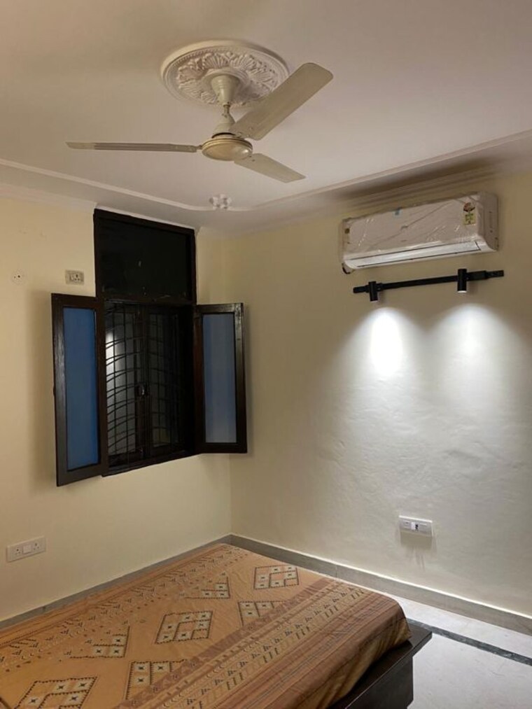 Room, defence colony 3 Bedroom 217 Sq.Yd. Builder Floor In Defence Colony Delhi 10276632
