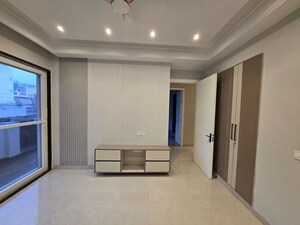 Room in 3 BHK Builder Floor at Apna Enclave, Sector 4 – for Rent
