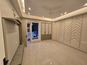 Room in 3 BHK Builder Floor at Apna Enclave, Sector 4 – for Rent