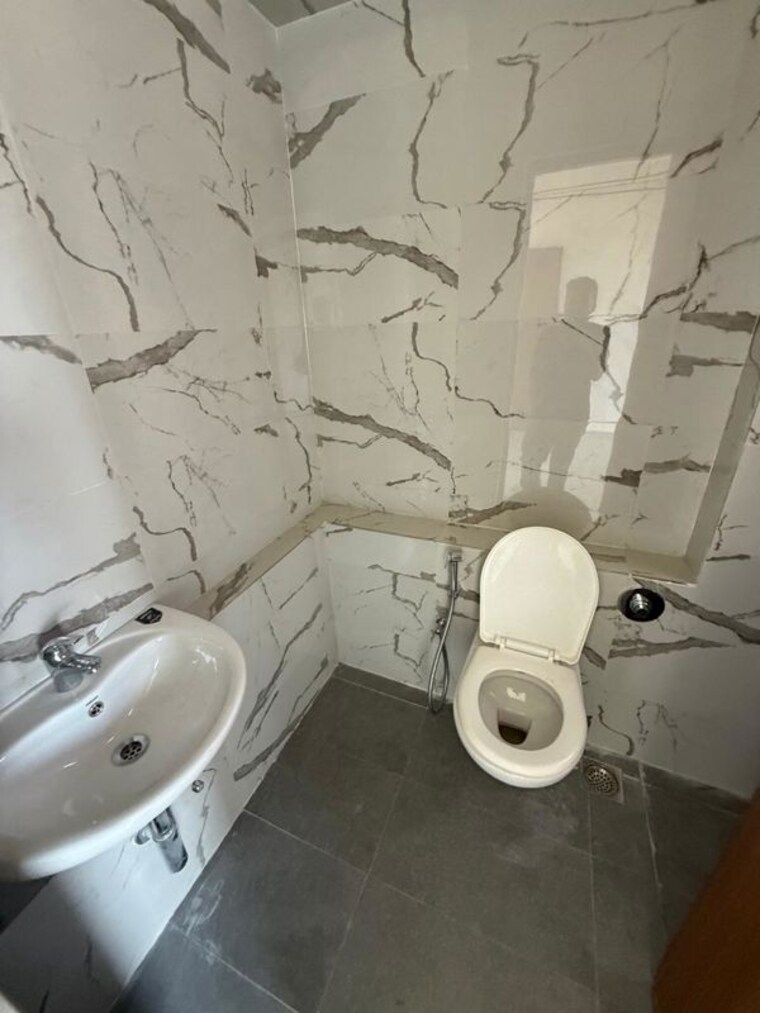 Bathroom, sheth-auris-bliss 2 Bedroom 677 Sq.Ft. Apartment In Malad West Mumbai 10276694