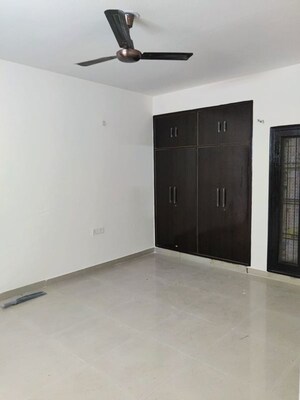 Room in 4 BHK Apartment at BPTP Park Elite Floors, Sector 85 – for Rent