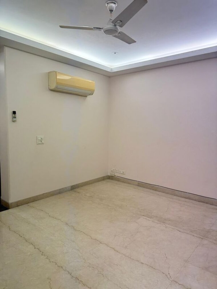 Room, defence colony 4 Bedroom 325 Sq.Yd. Builder Floor In Defence Colony Delhi 10276774