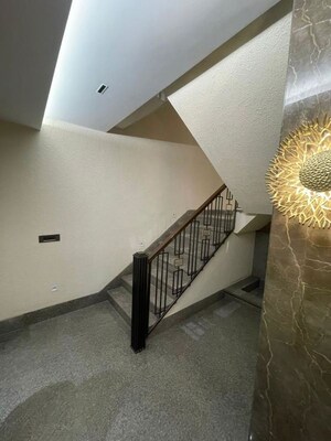 Room in 4 BHK Builder Floor at Dlf Phase I – for Rent