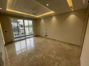 Room in 4 BHK Builder Floor at Dlf Phase I – for Rent