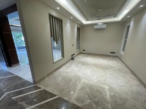 Room in 4 BHK Builder Floor at Dlf Phase I – for Rent