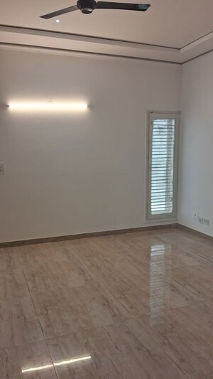 Room in 5 BHK Villa at Dlf Phase I – for Rent