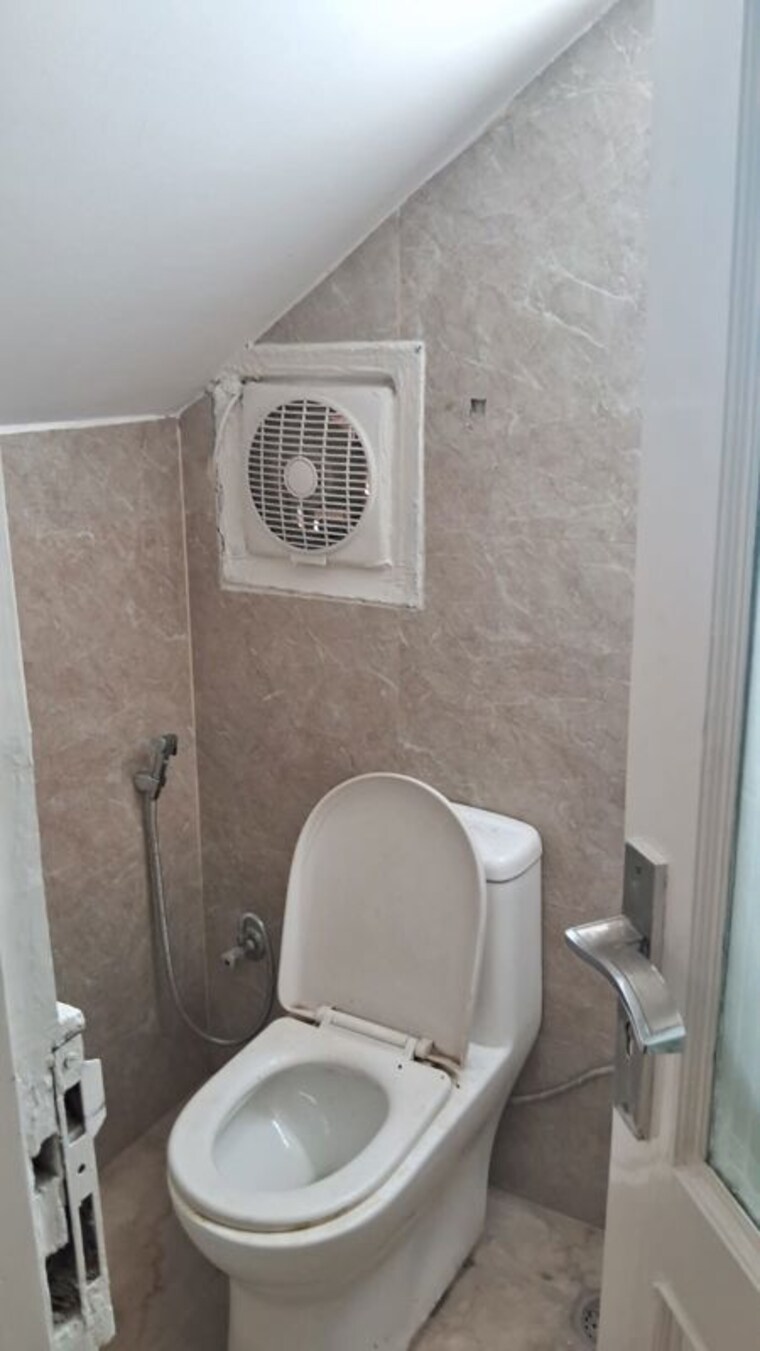 Bathroom, dlf phase i 5 Bedroom 300 Sq.Ft. Villa In Dlf Phase I Gurgaon 10276815