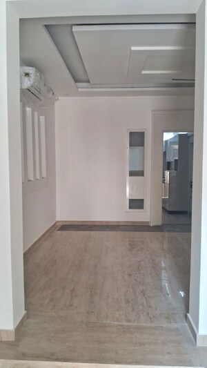 Room in 5 BHK Villa at Dlf Phase I – for Rent