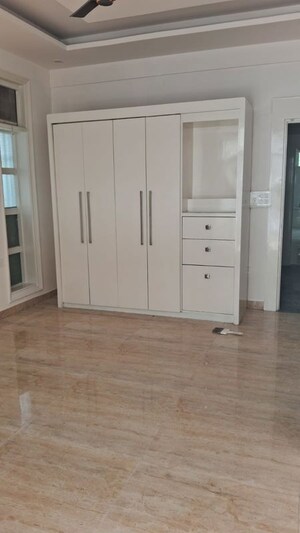 Room in 5 BHK Villa at Dlf Phase I – for Rent