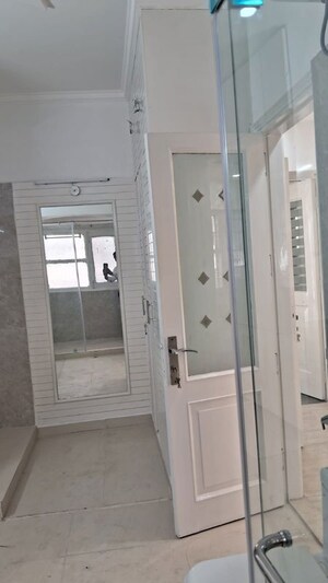 Building Lobby in 5 BHK Villa at Dlf Phase I – for Rent