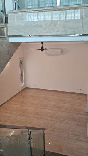 Room in 5 BHK Villa at Dlf Phase I – for Rent