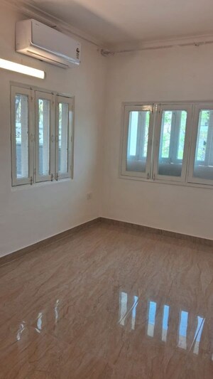 Room in 5 BHK Villa at Dlf Phase I – for Rent