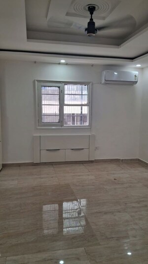 Room in 5 BHK Villa at Dlf Phase I – for Rent
