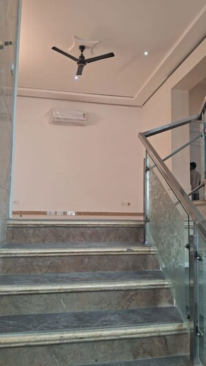 Furnished Amenities in 5 BHK Villa at Dlf Phase I – for Rent