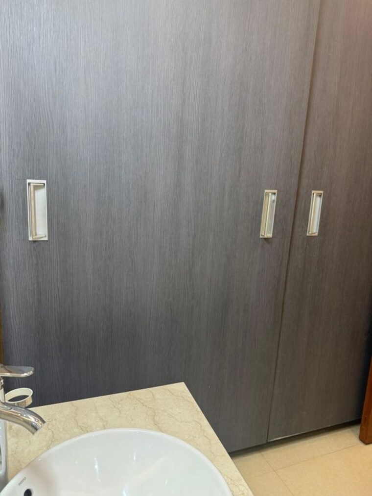 Bathroom, defence colony 4 Bedroom 360 Sq.Yd. Builder Floor In Defence Colony Delhi 10276890