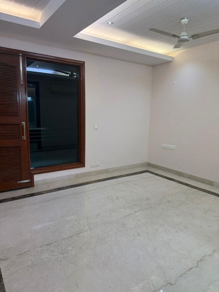 Room, defence colony 3 Bedroom 325 Sq.Yd. Builder Floor In Defence Colony Delhi 10276951