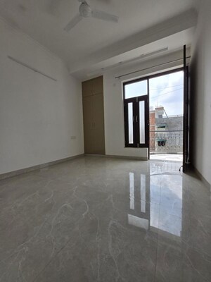 Room in 2 BHK Apartment at Chattarpur – for Rent