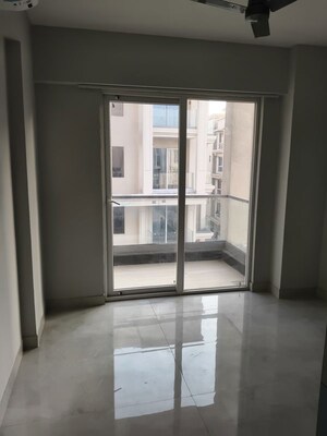 Room in 3 BHK Apartment at Signature Global City, Sector 37d – for Rent