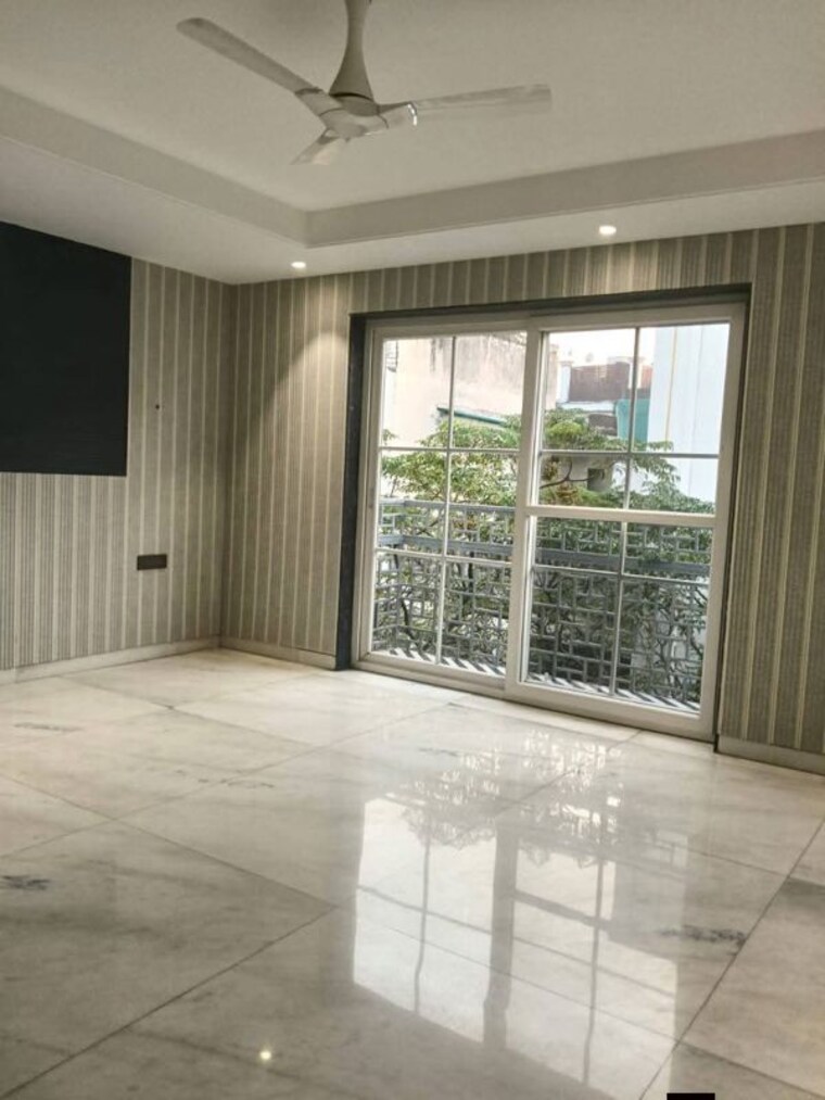 Room, defence colony 3 Bedroom 325 Sq.Yd. Builder Floor In Defence Colony Delhi 9595655