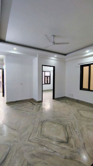 Room in 3 BHK Builder Floor at Smart World Orchard, Sector 61 – for Rent