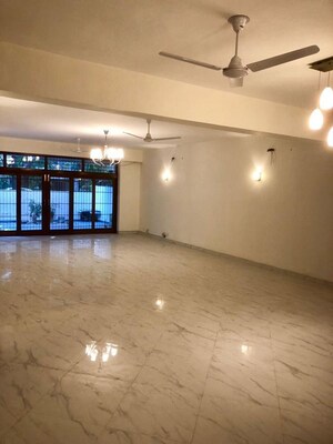 Room in 4 BHK Apartment at Sushant Lok I – for Rent
