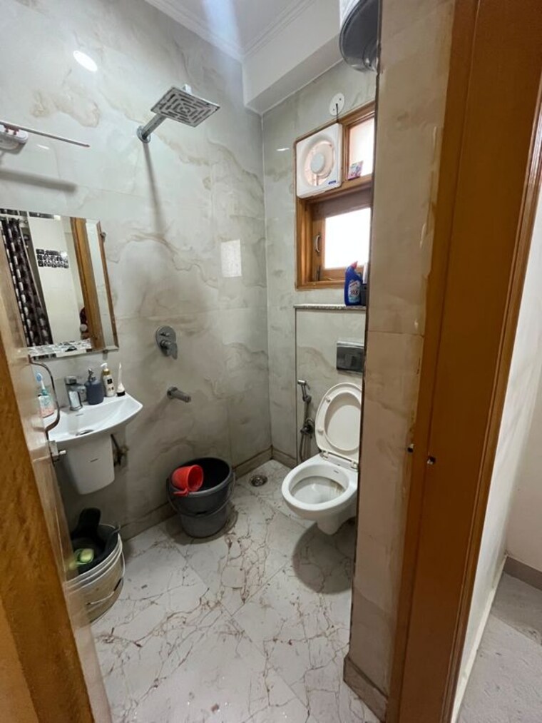 Bathroom, rajpur khurd extension 2 Bedroom 70 Sq.Yd. Apartment In Rajpur Khurd Extension Delhi 10277033