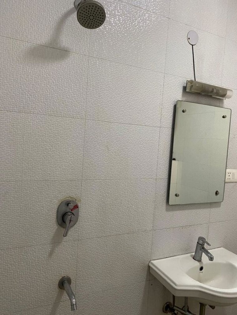 Bathroom, malviya nagar 3 Bedroom 1800 Sq.Ft. Builder Floor In Malviya Nagar Delhi 10277175