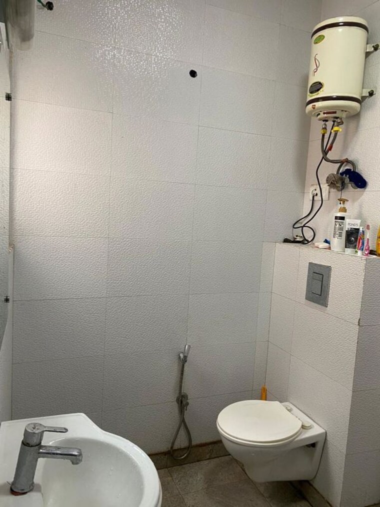 Bathroom, malviya nagar 3 Bedroom 1800 Sq.Ft. Builder Floor In Malviya Nagar Delhi 10277175