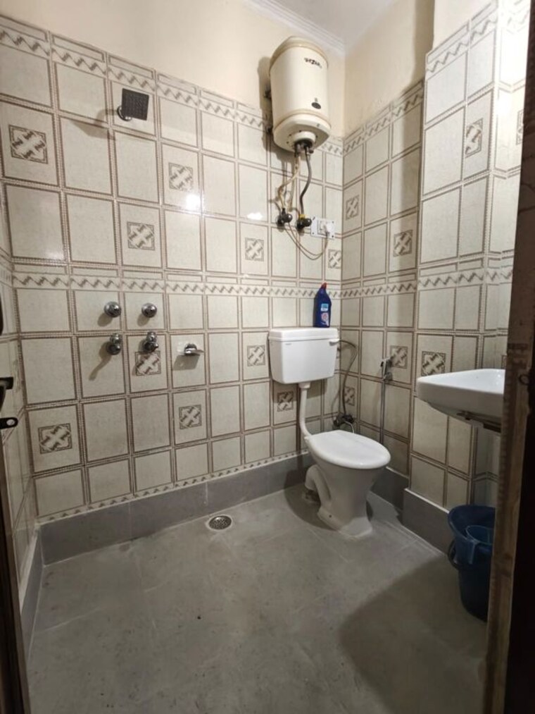 Bathroom, east of kailash 1 Bedroom 600 Sq.Ft. Builder Floor In East Of Kailash Delhi 10277180