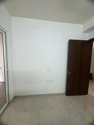 Room in 3 BHK Builder Floor at Smart World Orchard, Sector 61 – for Rent